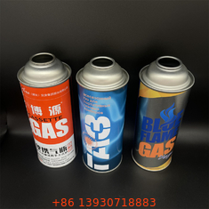 Un recipiente universal de combustible de butano para estufas y barbacoas de campamento.