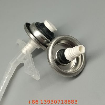 Válvula de pulverización de espuma de PU eficiente y de baja presión para kits de espuma de dos componentes con evacuación completa del producto y residuos mínimos.