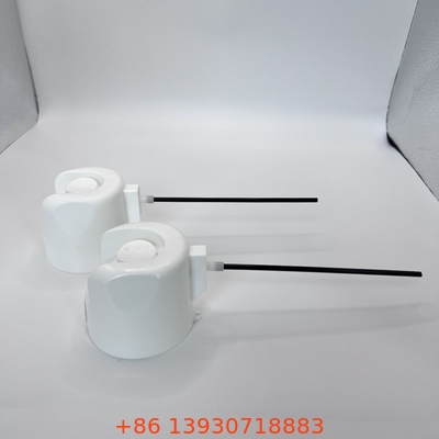 Rocíe la cabeza con el tubo de la extensión optimizan sus esfuerzos el cultivar un huerto y del control de parásito