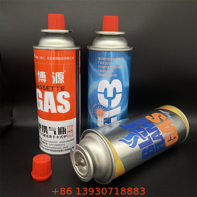 Un recipiente universal de combustible de butano para estufas y barbacoas de campamento.