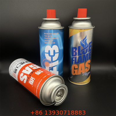 Un recipiente universal de combustible de butano para estufas y barbacoas de campamento.