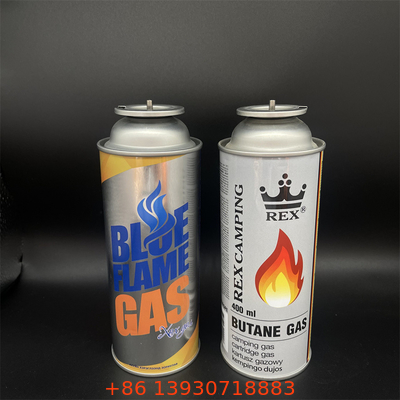 Un recipiente universal de combustible de butano para estufas y barbacoas de campamento.