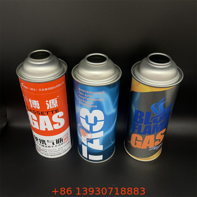 Un recipiente universal de combustible de butano para estufas y barbacoas de campamento.