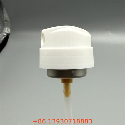 Válvula de protección solar para riego agrícola con carcasa de protección solar y regulación de la presión